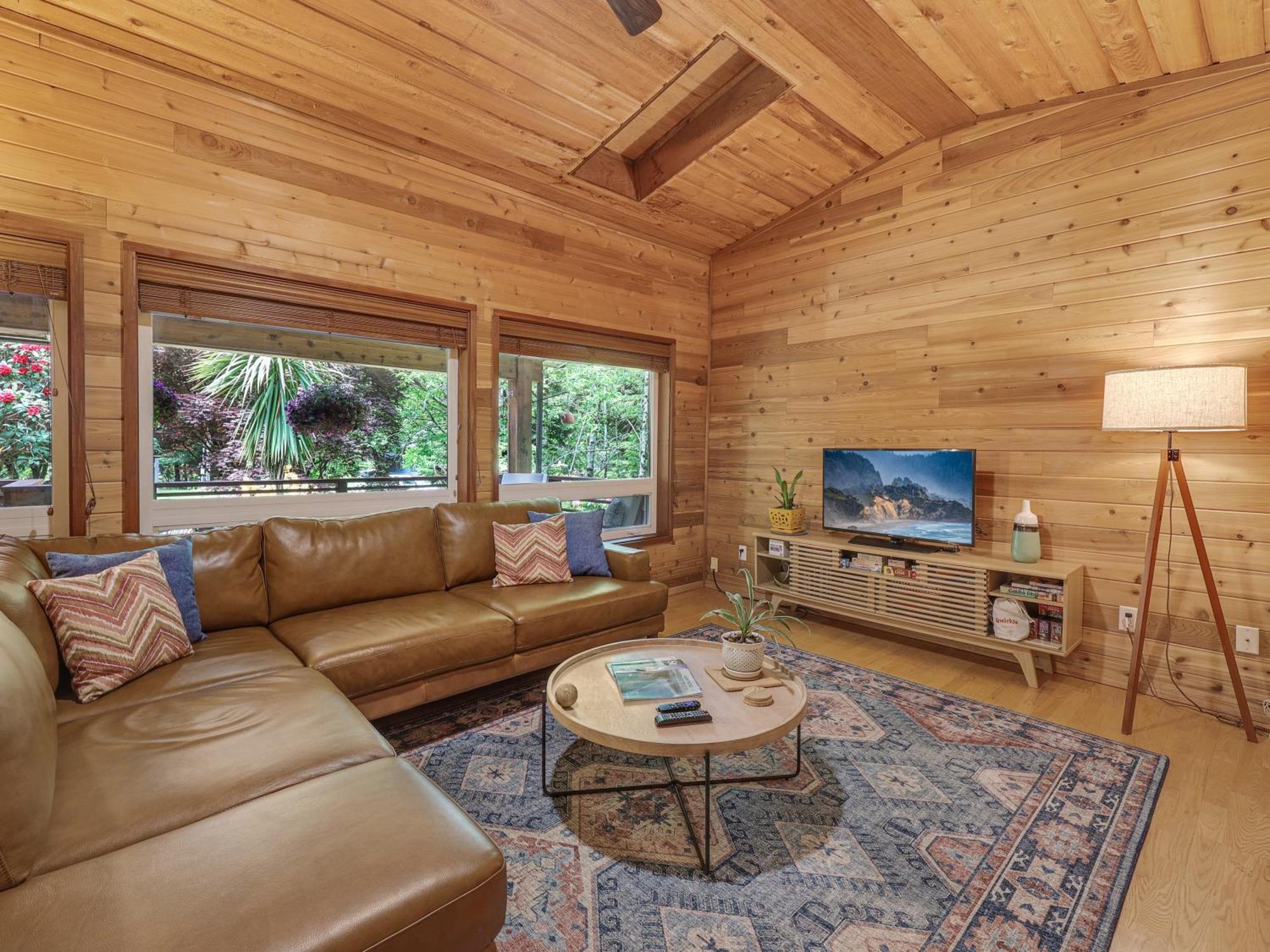 Woods Waves: Luxury Coast Cabin King Beds Pets Тилламук Экстерьер фото